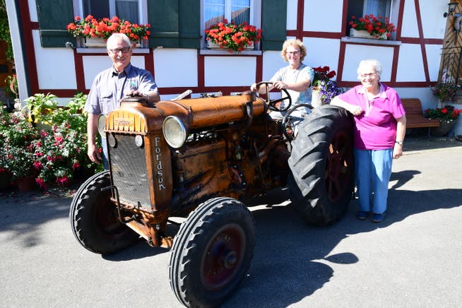 Sie freuen sich über den guterhaltenen Oldtimer-Traktor: Kurt Stengele, Roman Stengele und Erika Stengele.